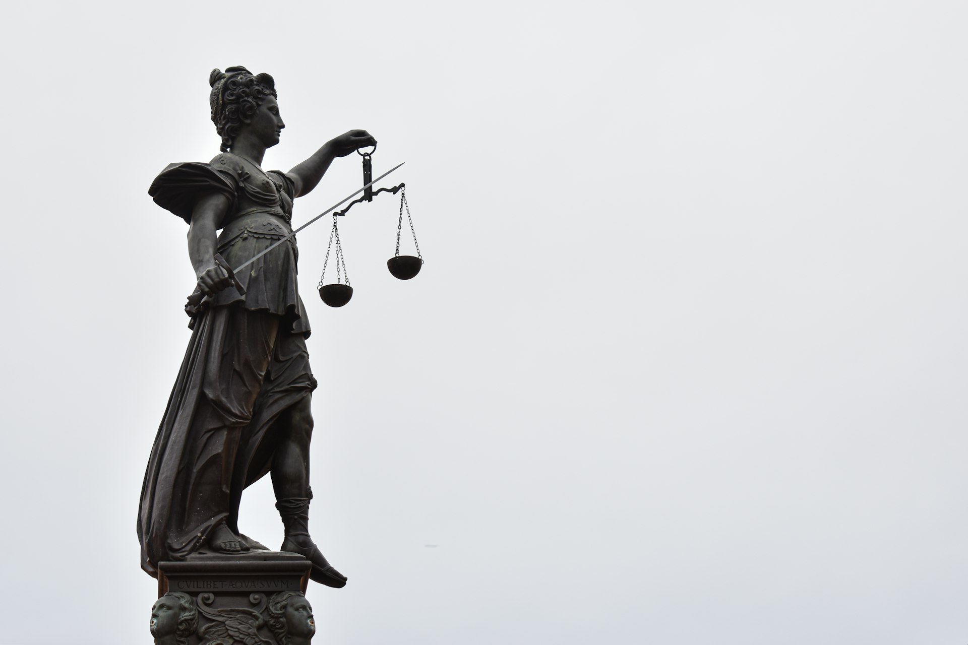 Une statue de la justice tenant une balance.