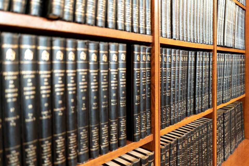 livre noir sur une étagère